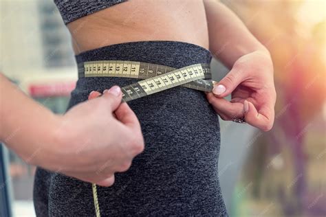 Quantos Cm De Cintura E Considerado Fina - Linda garota com cintura fina e barriga lisa mede a circunferência da ...