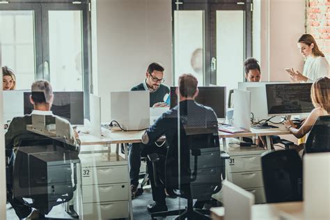 Врачи: работа в офисе может привести к невротизму, выгоранию и ...
