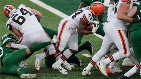 Cleveland Browns running back Nick Chubb breaks tackle on short-yardage ...