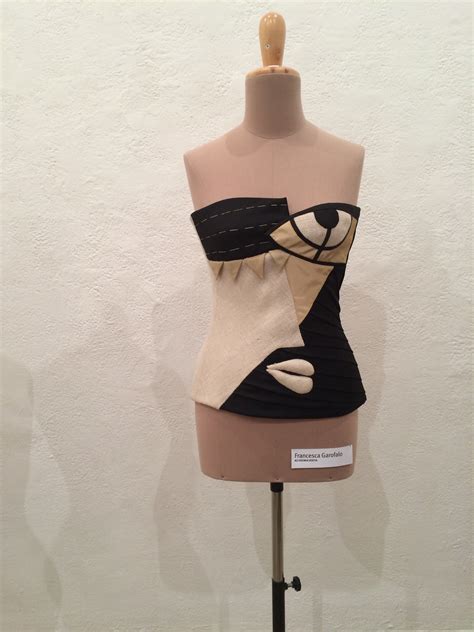 L’antenato del reggiseno? Il corsetto, storica sexy-trappola per