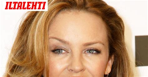 Kylie hurmaa korsetissa veden varassa - katso kuvalinkki!