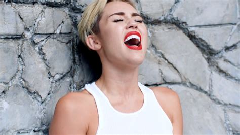 Miley Cyrus: MILEY CYRUS - WRECKING BALL VIDEO