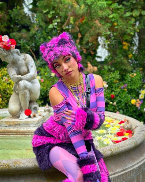 Corset marcadísimo y culotte a la vista, María Becerra se sumó a la