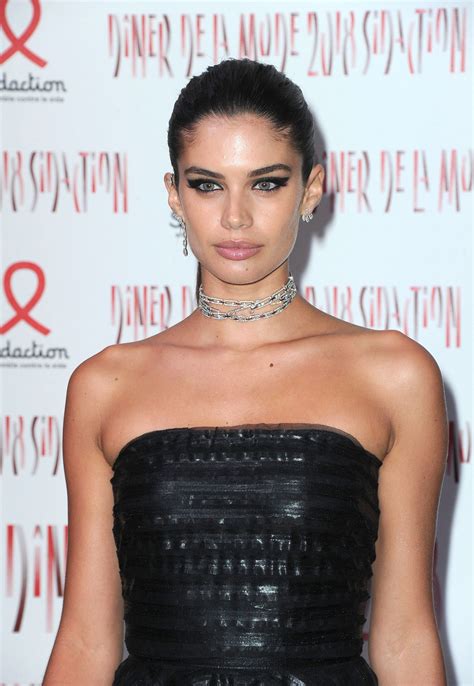 Сара Сампайо (Sara Sampaio) на Неделе моды в Париже (25.01.2018 ...