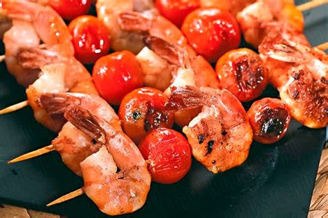 Самый БЫСТРЫЙ рецепт на мангале: креветки и сосиски на шпажках за 10 ...