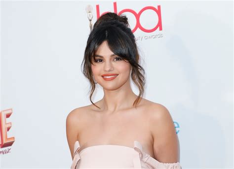 Selena Gomez verrät ihre Make-up-Tipps im Video - STYLEBOOK