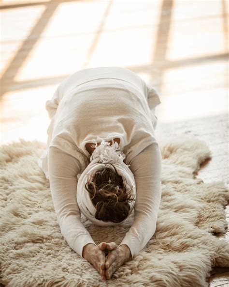 Kundalini Yoga for Beginners: Benefits & Where To Start — Oui, We