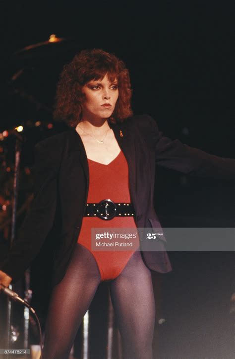 Fotografía de noticias : American singer Pat Benatar performs on stage