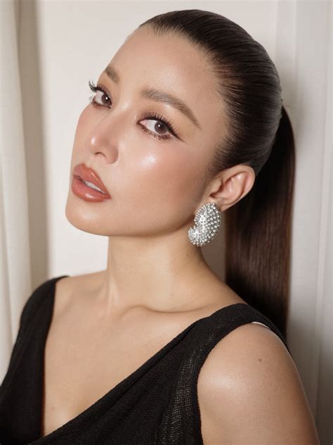 IG เอมมี่ - มรกต กิตติสาระ | Sweet as sin, strong as steel. 🖤 - Instagram