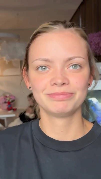 ЗАДАРИЛИ ЦВЕТАМИ: 🤫🤭 #димасблог #аняищук #dimasblog #anyaischuk - YouTube