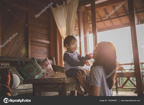 Мама играет с дочерью стоковое фото ©odua 149290560