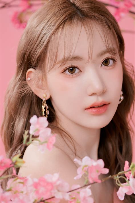 Sakura Miyawaki's Instagram, Twitter & Facebook on IDCrawl