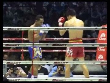 Muay Thai masters Saenchai aka The Doctor, doing work. What an amazing ...