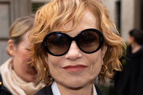 Isabelle Huppert dévoile une nouvelle coupe au défilé Giorgio Armani