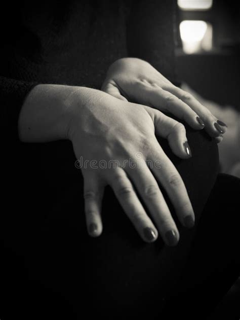 Женщина с руками на коленях Стоковое Фото - изображение насчитывающей ...