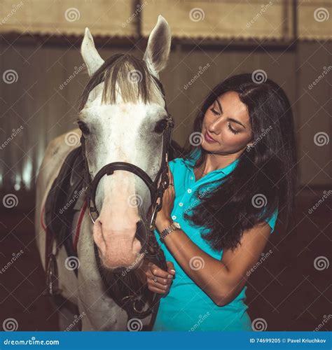 Retrato De La Mujer Hermosa Con Un Caballo Imagen de archivo - Imagen