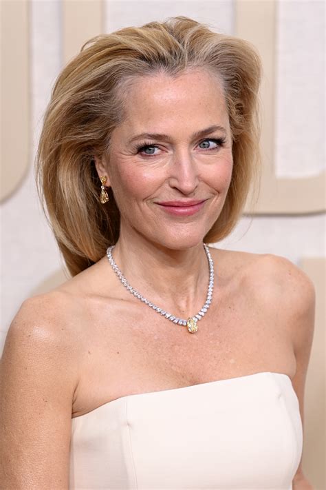 Gillian Anderson y Jodie Foster dan una lección de canas con estilo en ...