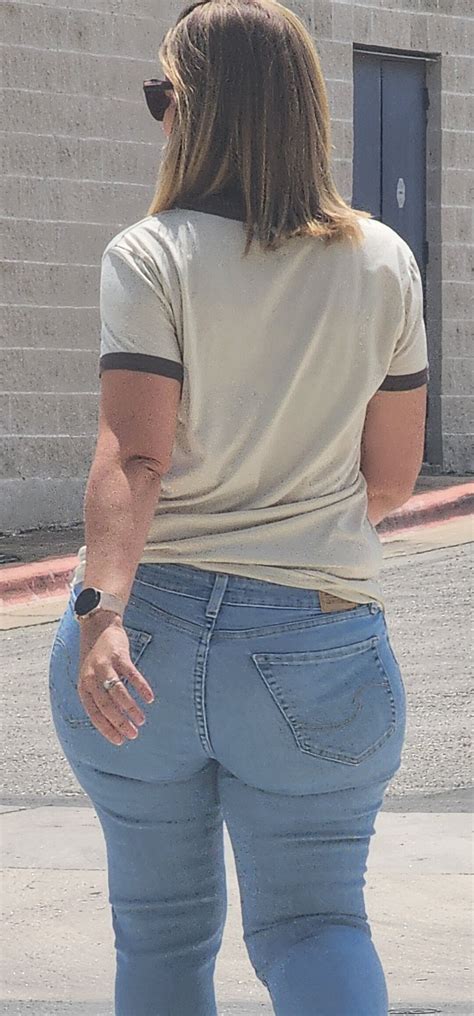 Holy cannoli, thats a PHAT ASS white milf - Tight Jeans - Forum