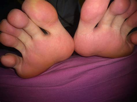 My sweaty toes : r/feetboys