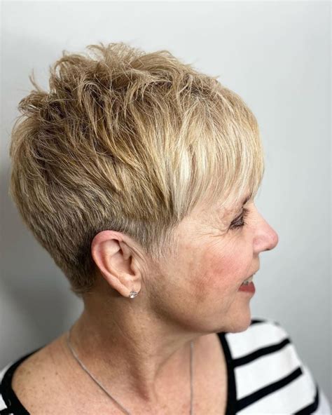 Women’s hairstyles over 60 focus on volume and ease of styling
