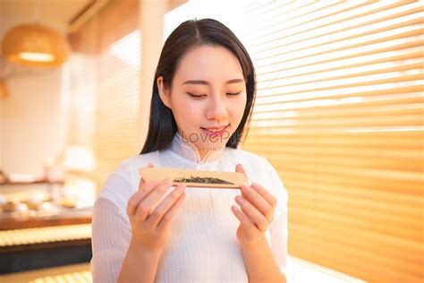 girls hold tea   hands picture  hd