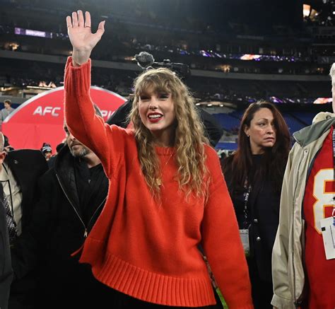 Taylor Swift, Travis Kelce share hug, kiss after AFC championship