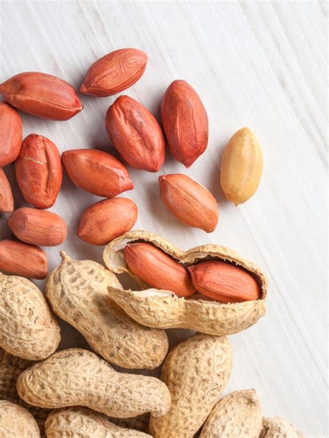 health benefits  risks  eating peanuts  day