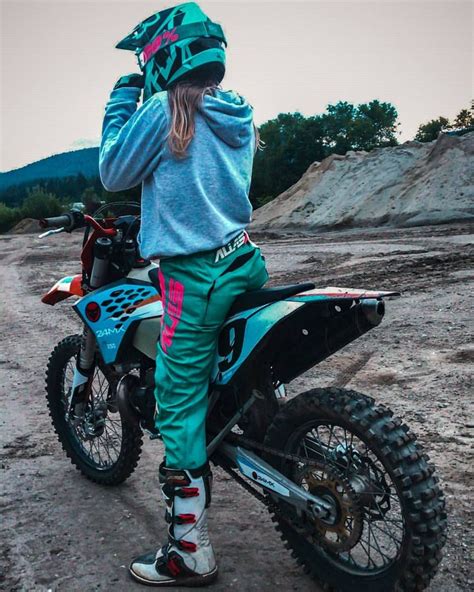 Pin by Rudy Cuevas on MotoLife ♡ | Motocross girls, Dirt bike girl, Cool dirt bikes