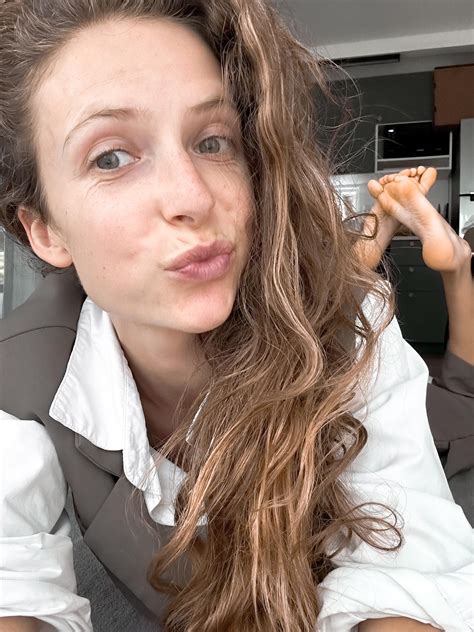 Crunchy soles in your favorite classic pose : r/ThePose