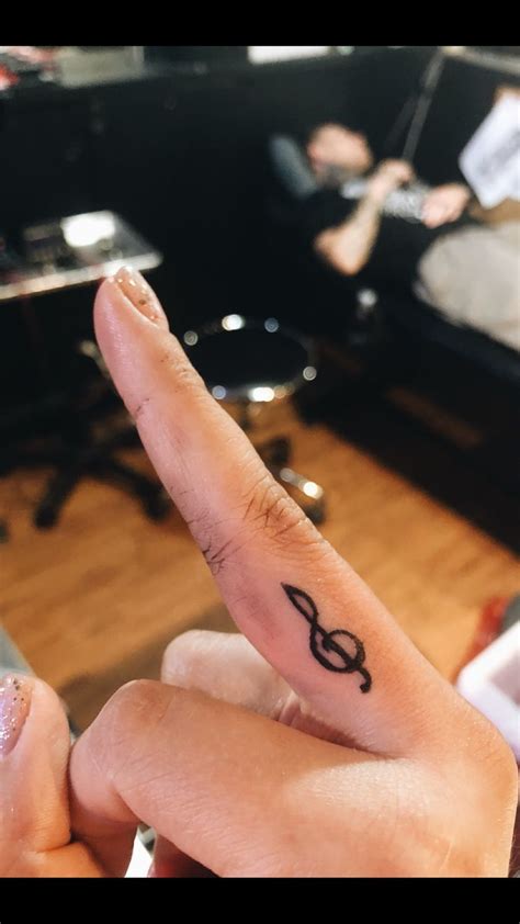 pin  emelye velvet  inspirational fashion middle finger tattoos