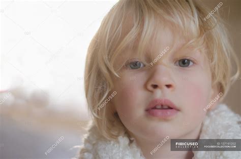Мальчик смотрит в камеру — Улыбка, Кавказский - Stock Photo | #137191202