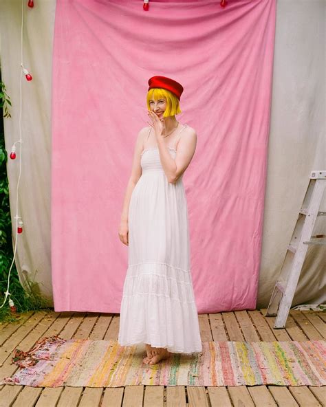 Tessa Violet's feet
