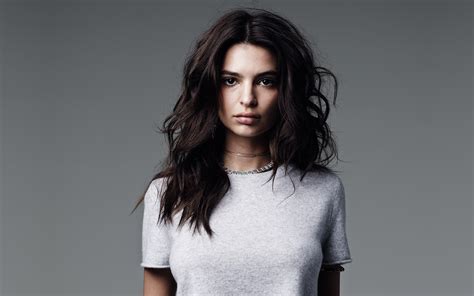 Fondo De Pantalla De Emily Ratajkowski Emily Ratajkowski Y Su Bebé