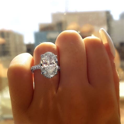 Oval Cut Diamond Engagement Rings