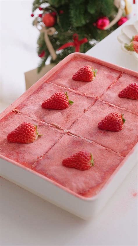 strawberry tiramisu cake