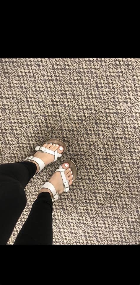 I love teasing in public : r/PublicFeetPics