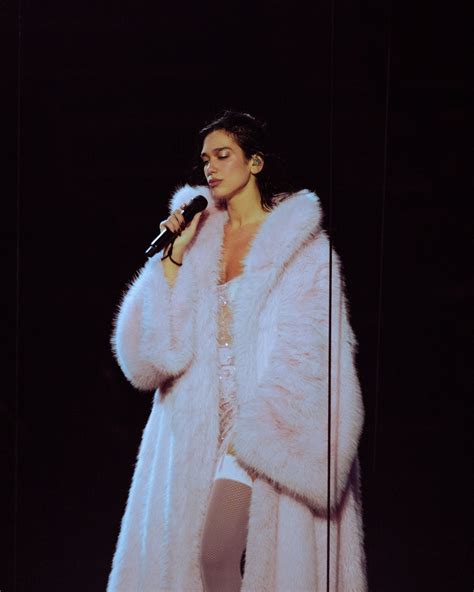 Dua Lipa’s Bold Stage Look: Oversized Fur and Nude Contrast at October