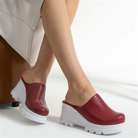 Marissa - Анатомично кожено червено сабо на платформа - ARMADA MODA