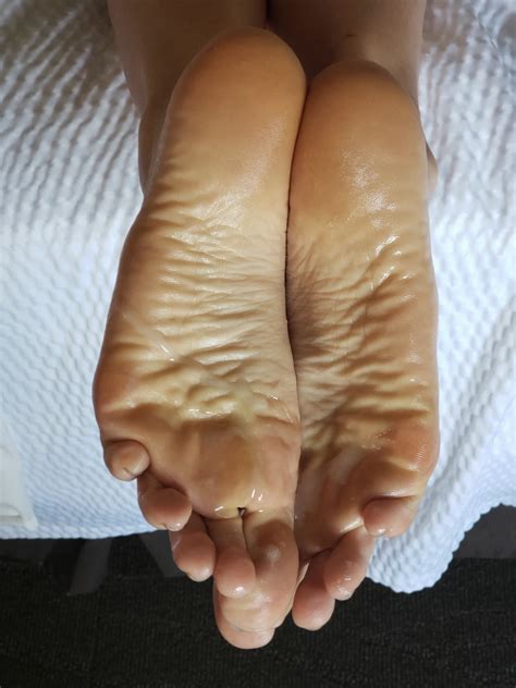 Ivy Secret's feet