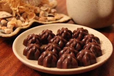 Шоколадные конфеты с черносливом и фундуком : Десерты