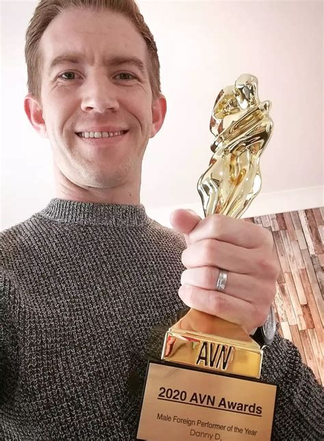 Builder Becomes Porn Star After Friends Flabbergasted By Size of His