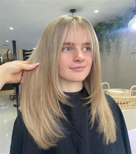 Discover the best way to style your hair with layers and side fringe