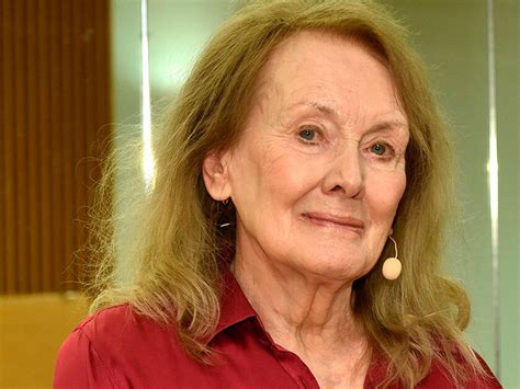 Нобелевскую премию по литературе получила французская писательница Анни ...
