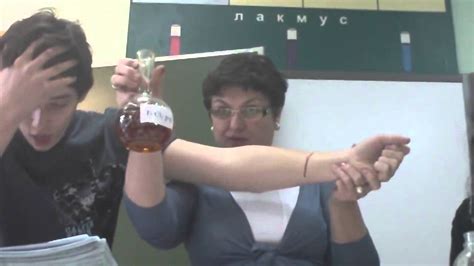 Учительница химии режет ученику руку прямо на уроке! Русские видео ...