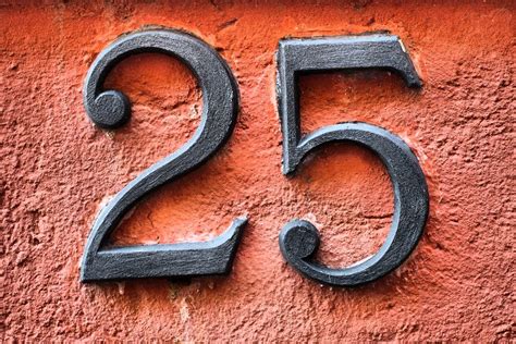 25 in Spanish | English to Spanish Translation - SpanishDictionary.com