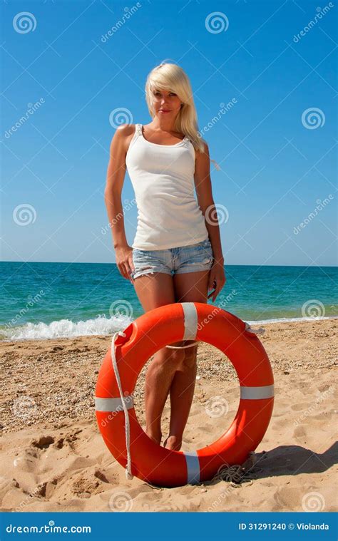 Bello bagnino in mare fotografia stock. Immagine di clima - 31291240