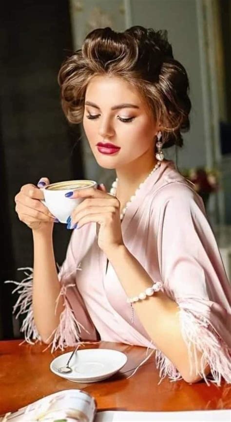 Пляшет пламя, трещат дрова, Кофе мне согревает душу... Вновь зима, как ...