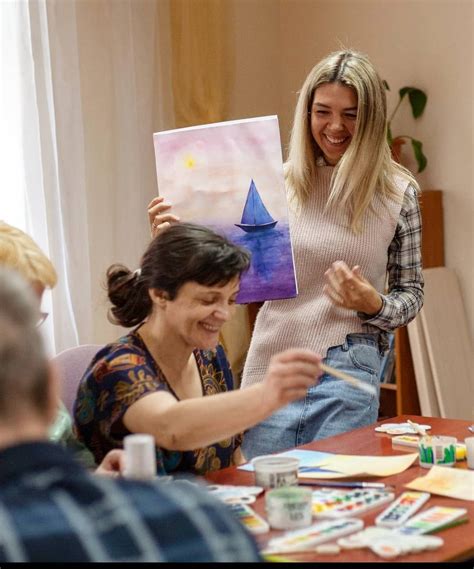 А мы тут кисточками шик-шик🎨 За столом собрались самые творческие ...