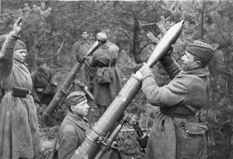 Красноармейцы ведут огонь из 120-мм минометов ПМ-38 на Ленинградском ...