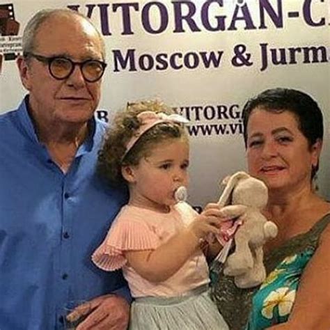 Жена Эммануила Виторгана призналась, что старшую дочь им родила ...